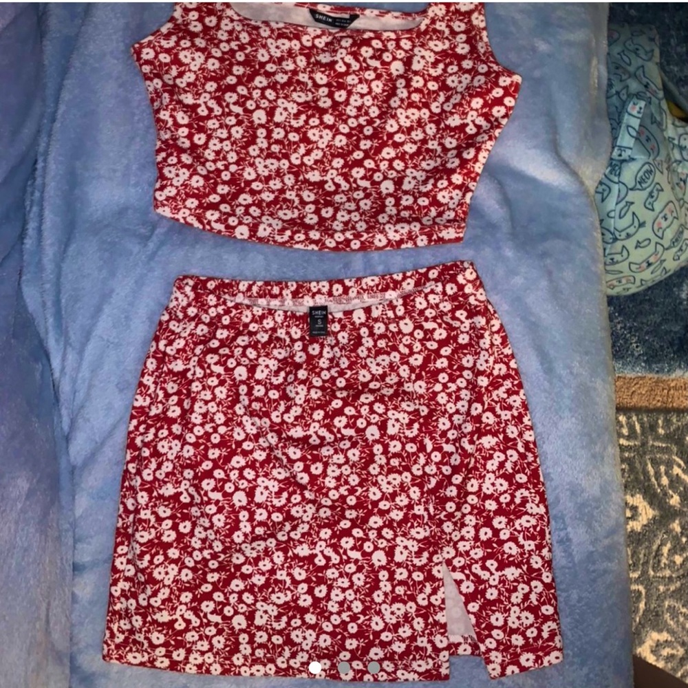 Cute red and White floral set.